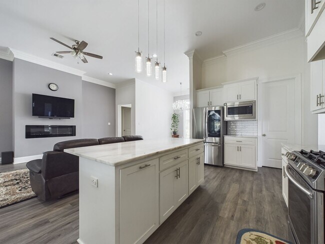 Building Photo - Luxurious 4 bedroom home available JANUARY 19th in Lafayette!