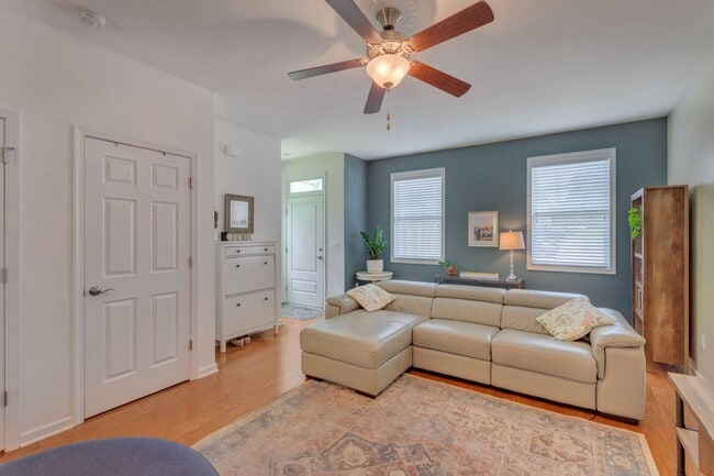 Building Photo - 151 Longwood Dr