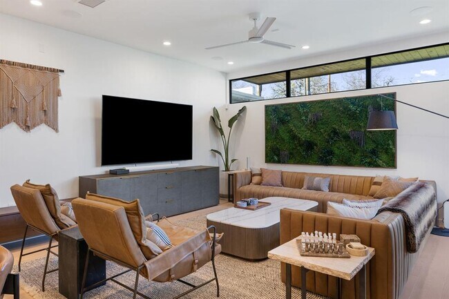 Building Photo - 1304 Comal St