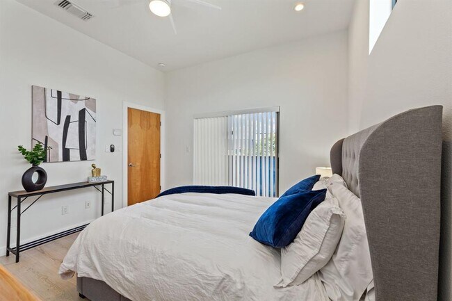 Building Photo - 5809 Toscana Ave