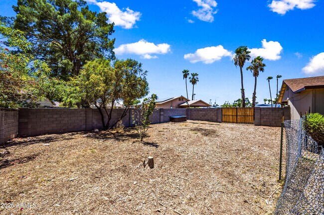 Building Photo - 2216 W Straford Dr