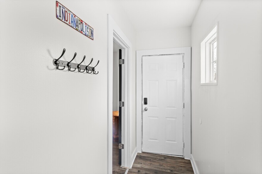 Building Photo - 3310 E 9th St