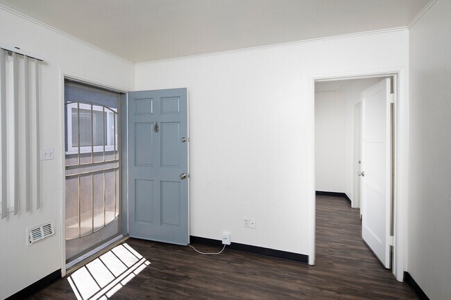 Building Photo - 1 Bed/1 Bath in North Pacific Beach w/ Par...