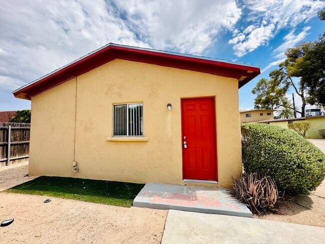 Building Photo - Spacious Studio Available Now! Great Commu...