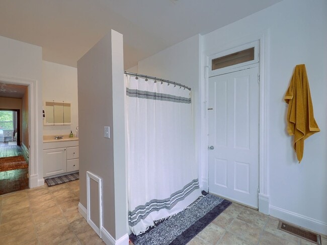 Building Photo - Large Updated 4 BR Home!