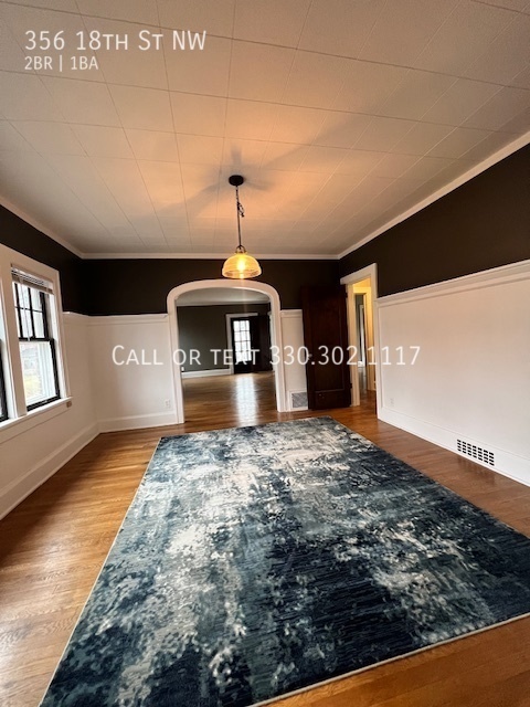 Building Photo - Large second level apartment available for...