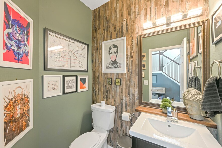 Entrance bathroom - 2633 Clarion Ln