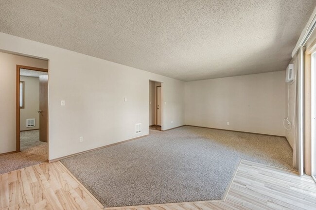 Building Photo - 2 bed 1 bath apartment (4plex building)