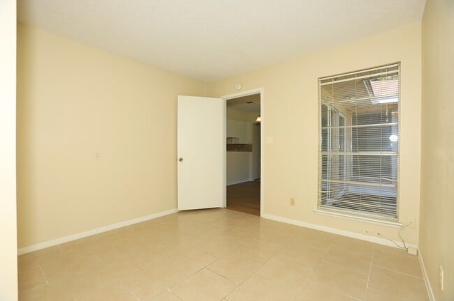 Building Photo - 206 Banyan Ct
