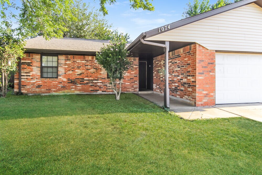 Building Photo - 1074 Dover Mansion