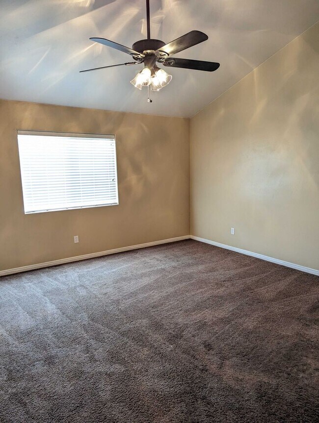 Building Photo - Comfortable Home in East Bakersfield