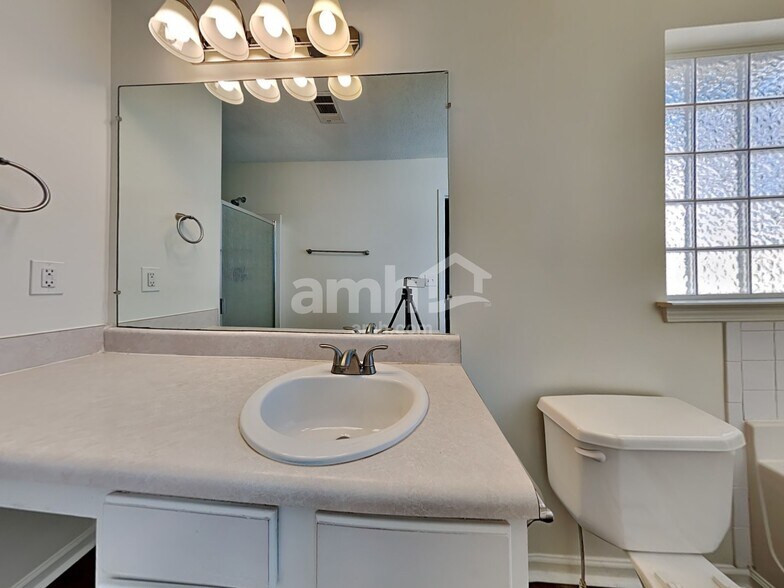 Building Photo - 3013 Summer Breeze Dr