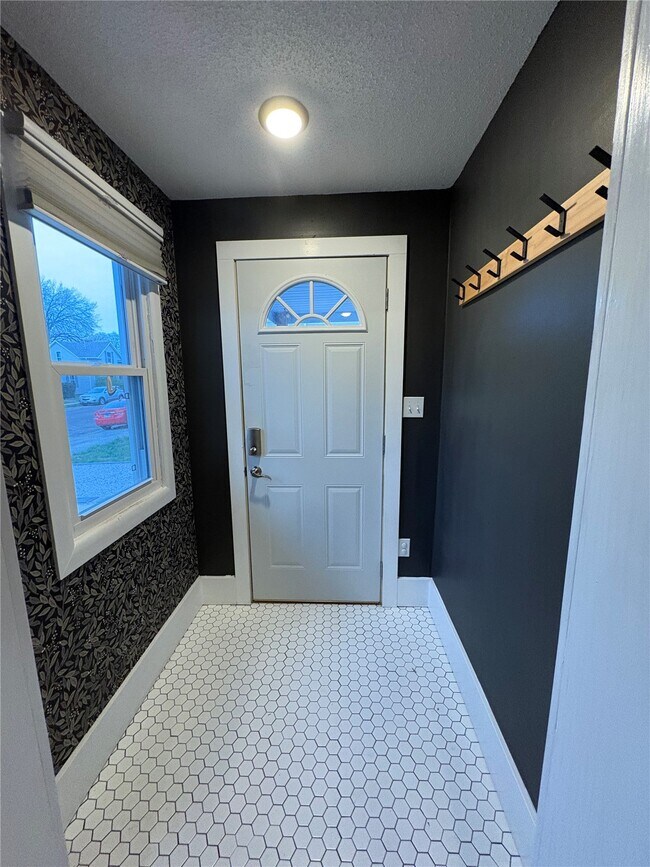 Building Photo - 115 W 6th St