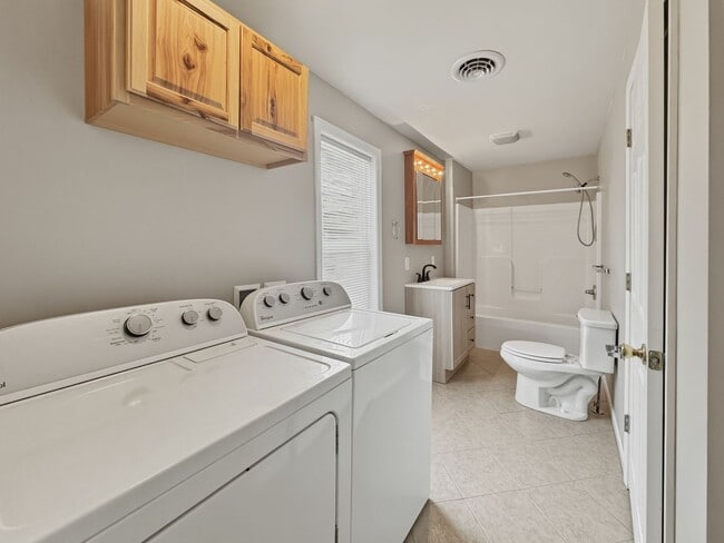 Building Photo - 520 Shaw St