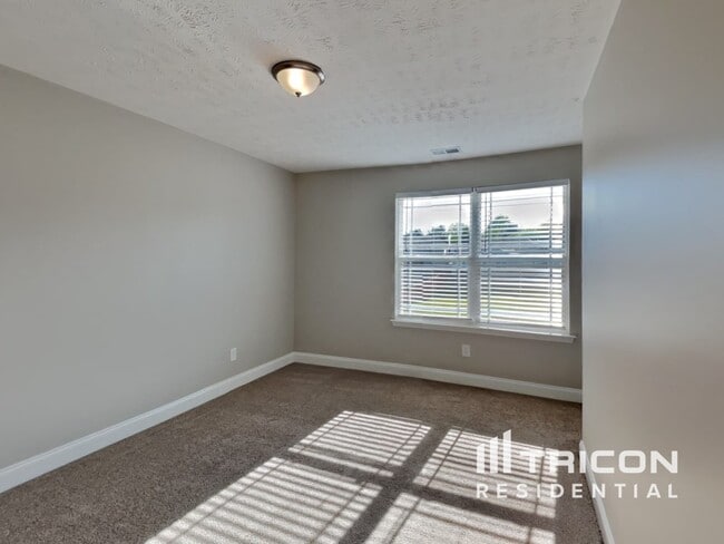 Building Photo - 1020 Berra Dr