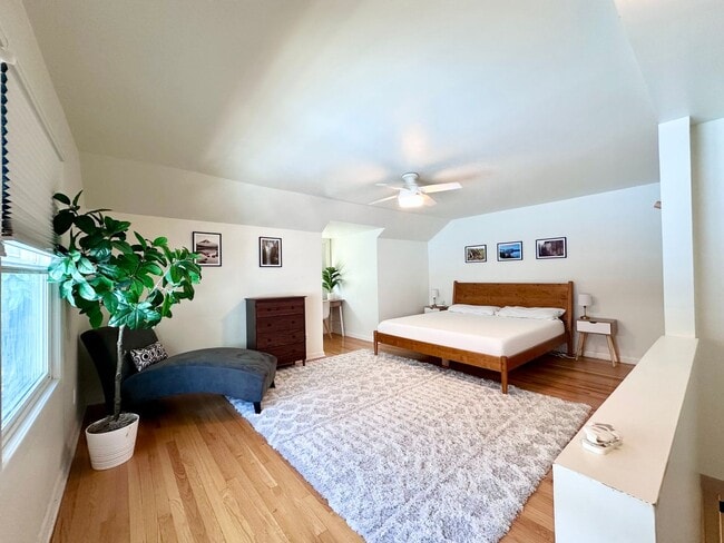 Building Photo - Lovely Duplex NE Portland - 2 bed, 1 bath w/Garage!