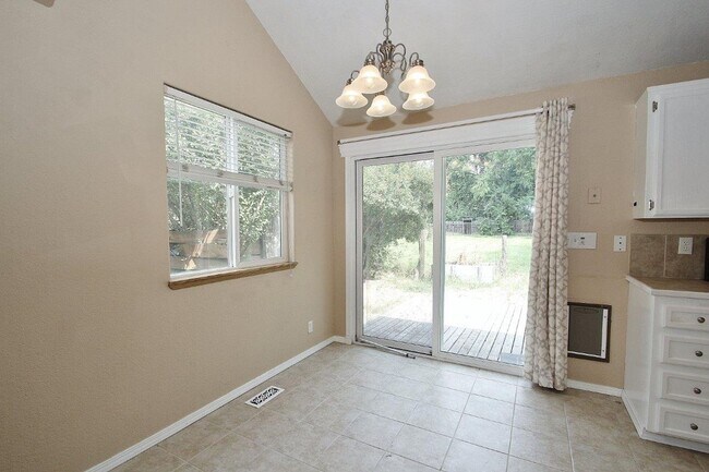 Building Photo - Clean & Move-In Ready Single-Level Home