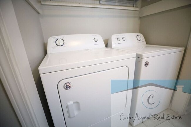 Building Photo - Beautifully renovated 4 bed / 2 bath duple...