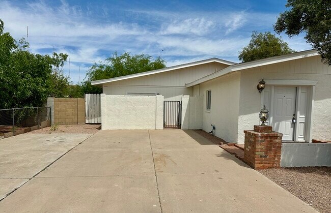 Building Photo - Nicely updated Marlette Estates home with pool, 3 beds, 2 baths.