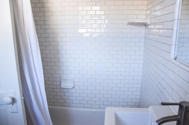 Building Photo - Grand (384-394) South