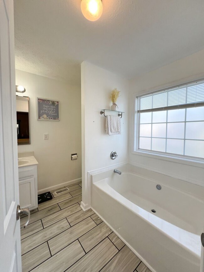 Building Photo - Move-In Special Available! Charming Ranch-...
