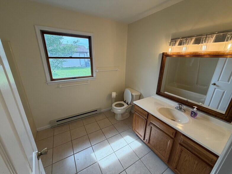 Huge full bathroom - 917 Rose Hill Ave