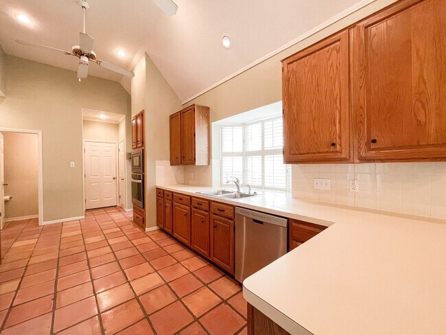 Building Photo - Beautiful 4 Bedroom 2.5 Bathroom Home in L...