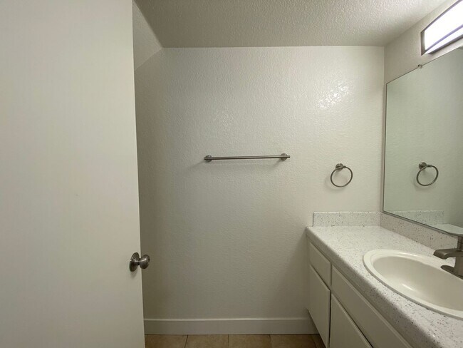 Building Photo - Stunning Townhome in Tanglewood Community