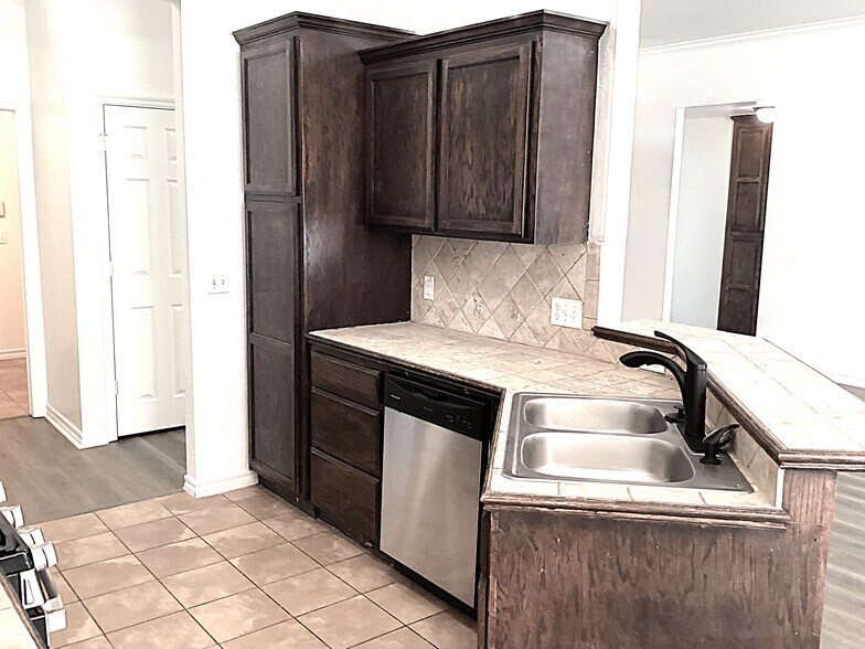 Building Photo - 909 Harvest Dr