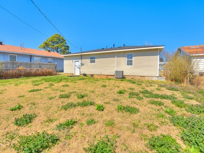 Building Photo - 2 Bedroom, 1 Bath Home in Shawnee!