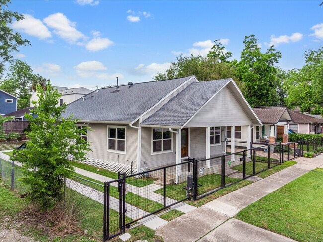 Building Photo - 1110 Louise St