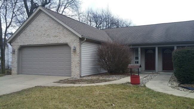 Building Photo - Spacious 2BD 2 BA duplex with 2 Car attached garage. Just a few steps away from everything you need!