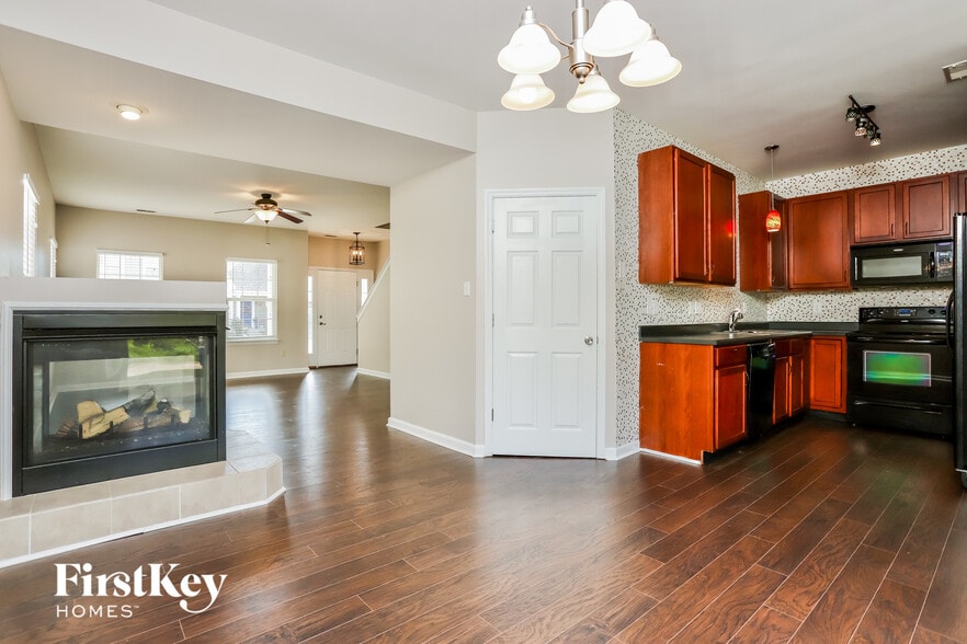 Building Photo - 1027 Glengarry Dr