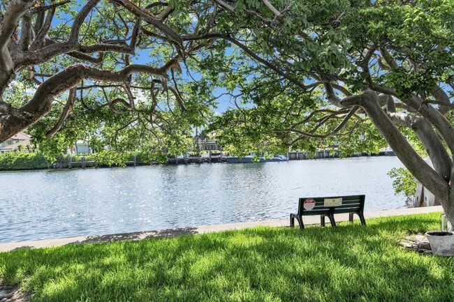 Building Photo - 1069 Hillsboro Mile