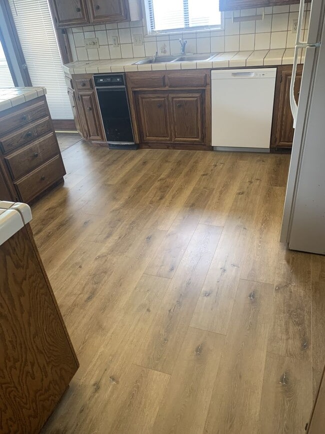 Building Photo - Amazing Mountain Views...