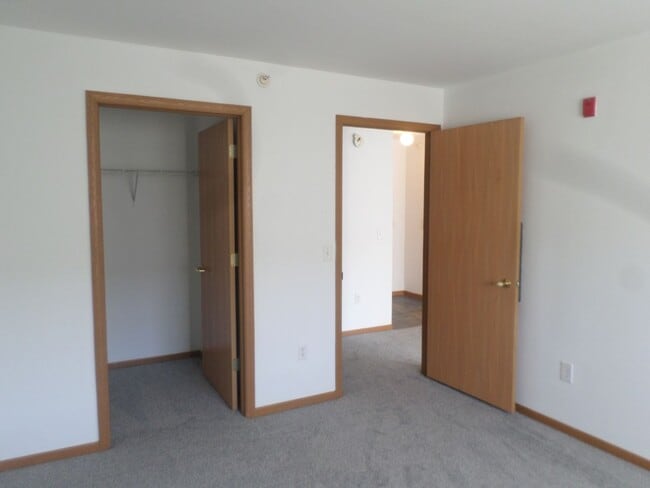 Building Photo - 6935 70th Ct