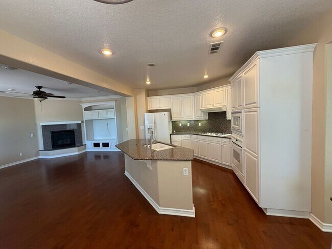 Building Photo - 46263 Drymen Ave