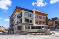 Building Photo - Luxe Condo Near Regis With Covered Parking Included