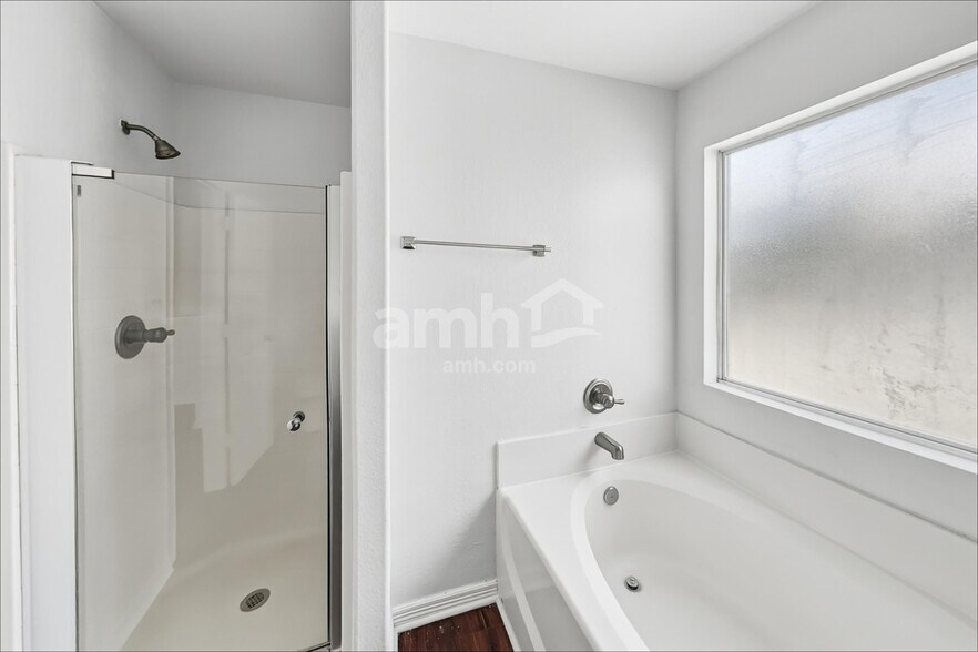 Building Photo - 2013 Briar Grove Dr