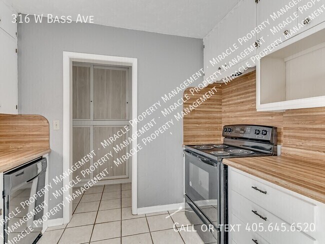 Building Photo - 316 W Bass Ave
