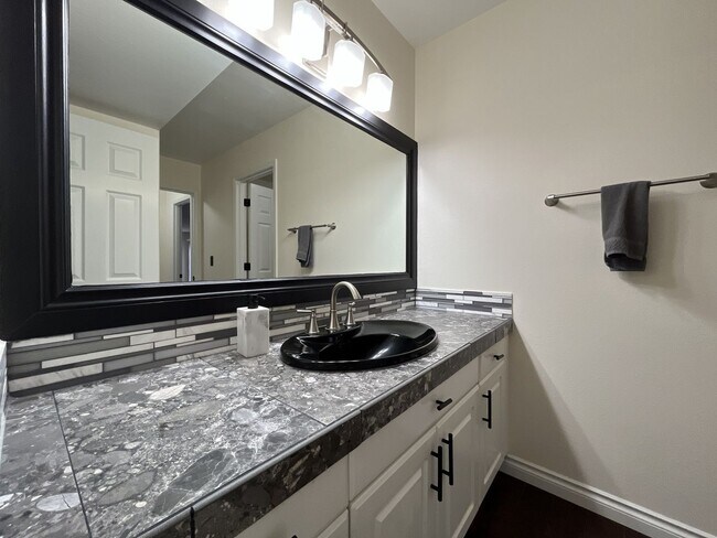 Building Photo - Grand 5 Bedroom Home Featuring 19ft Ceilings, Family Room & Main-Level Suite