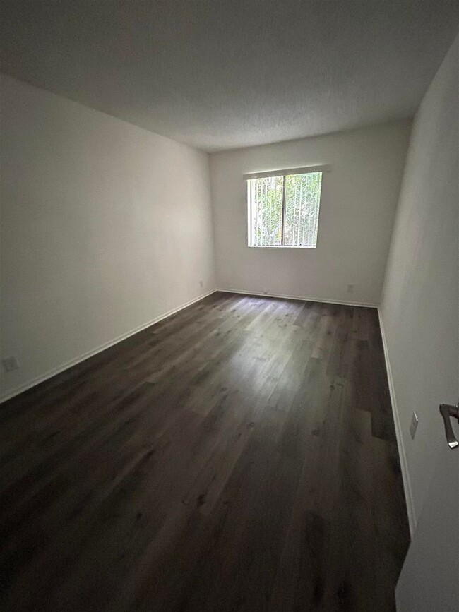 Building Photo - 2 story - 2 Bedroom, 1.5 baths Condo for r...