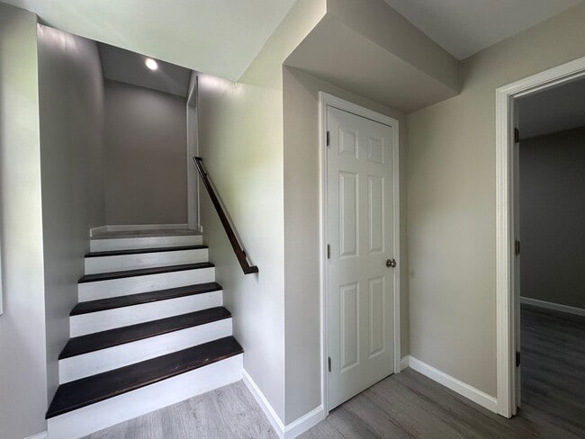 Building Photo - 607 New River Dr