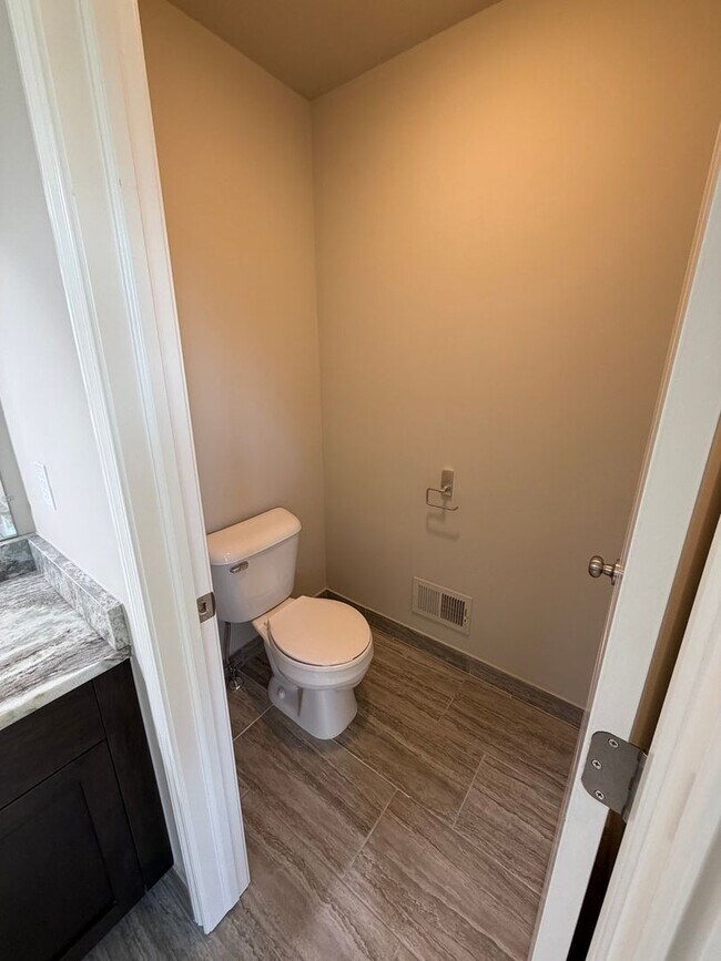 Building Photo - 13776 Grandeur Ave