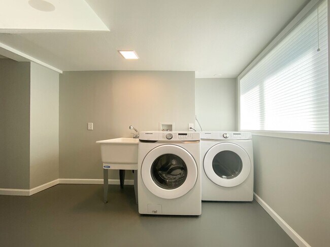 Building Photo - Stunning Mid-Century Home with Spectacular Southerly Views in Sought-After Terwilliger Heights!