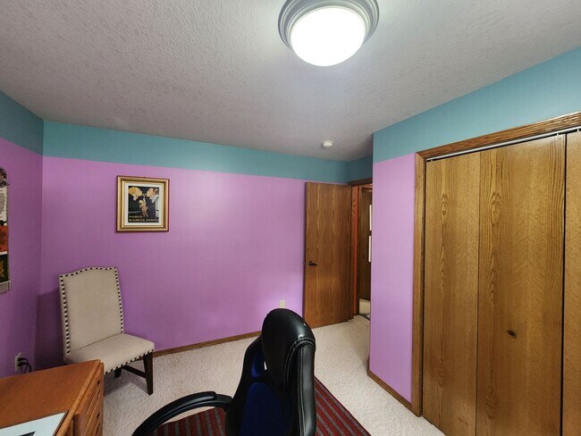 Building Photo - 5bd 3ba Available in Eastern Sioux falls
