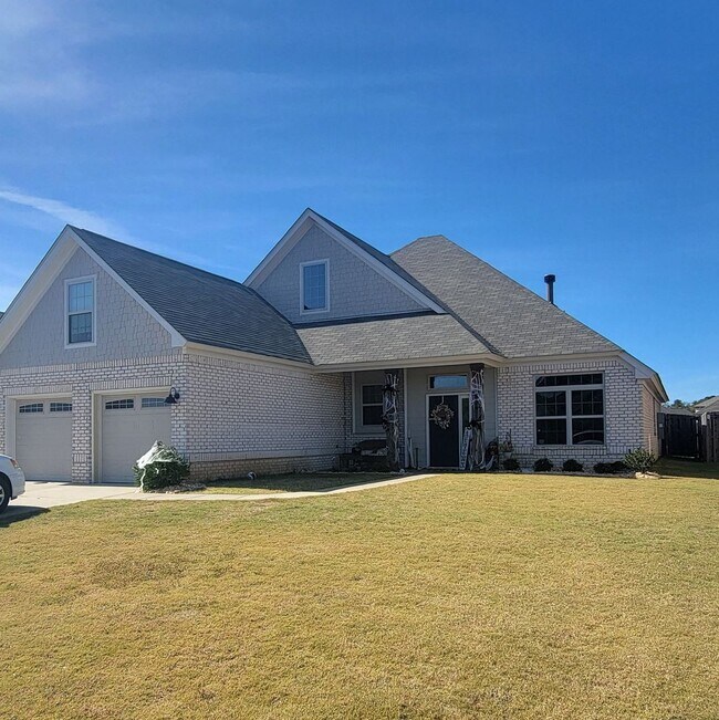 Primary Photo - Beautiful 4-bedroom, 2.5- bath home with bonus room, Hedgefield subdivision Prattville, AL.
