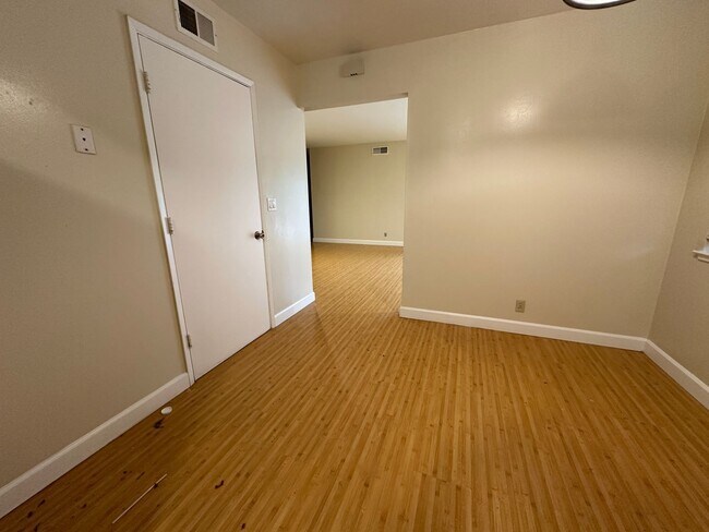 Building Photo - 852 W Hacienda Ave