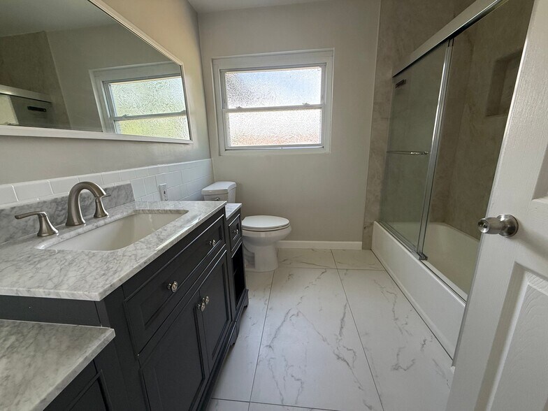 Building Photo - 11092 S Dallas Dr