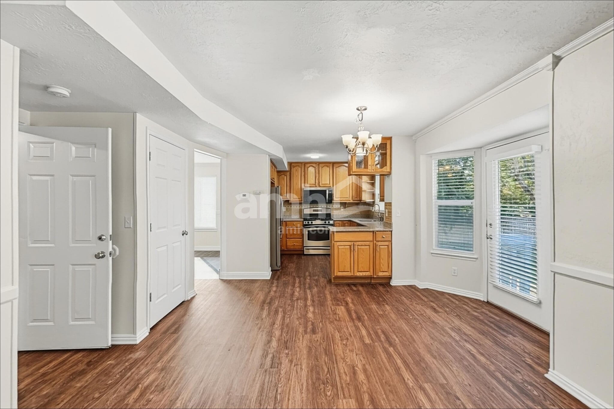 Building Photo - 860 Country Club Dr